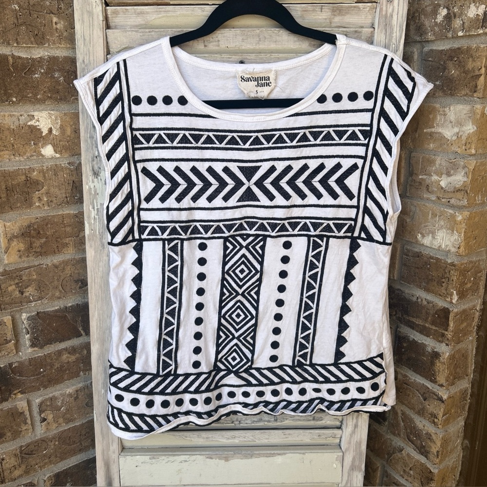 Savanna Jane Embroidered Chic Knit Tank Women's Sz Small  White Black Aztec Tee.